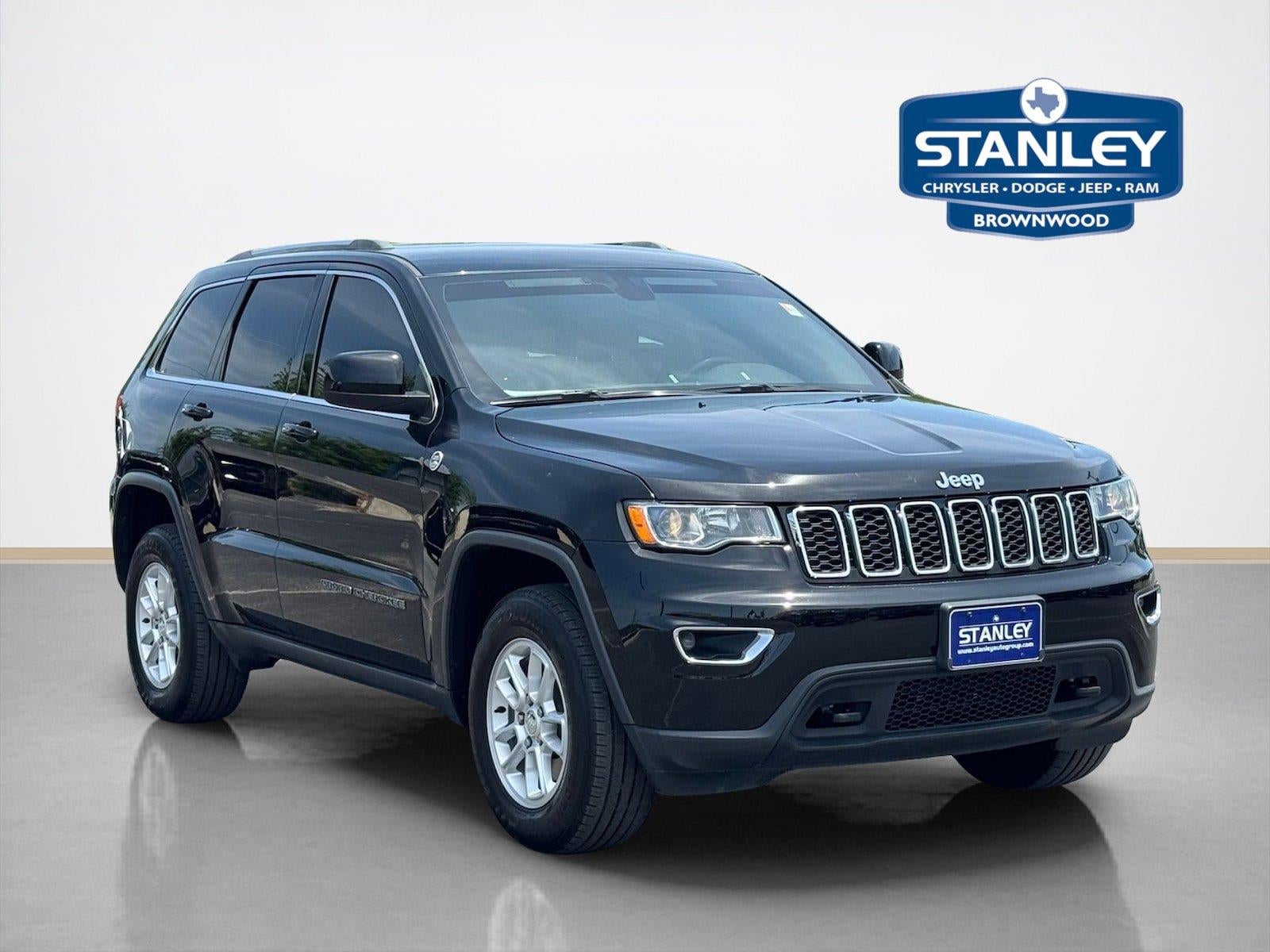 2019 Jeep Grand Cherokee Laredo E in Diamond Black Crystal Pearlcoat — front three-quarter view