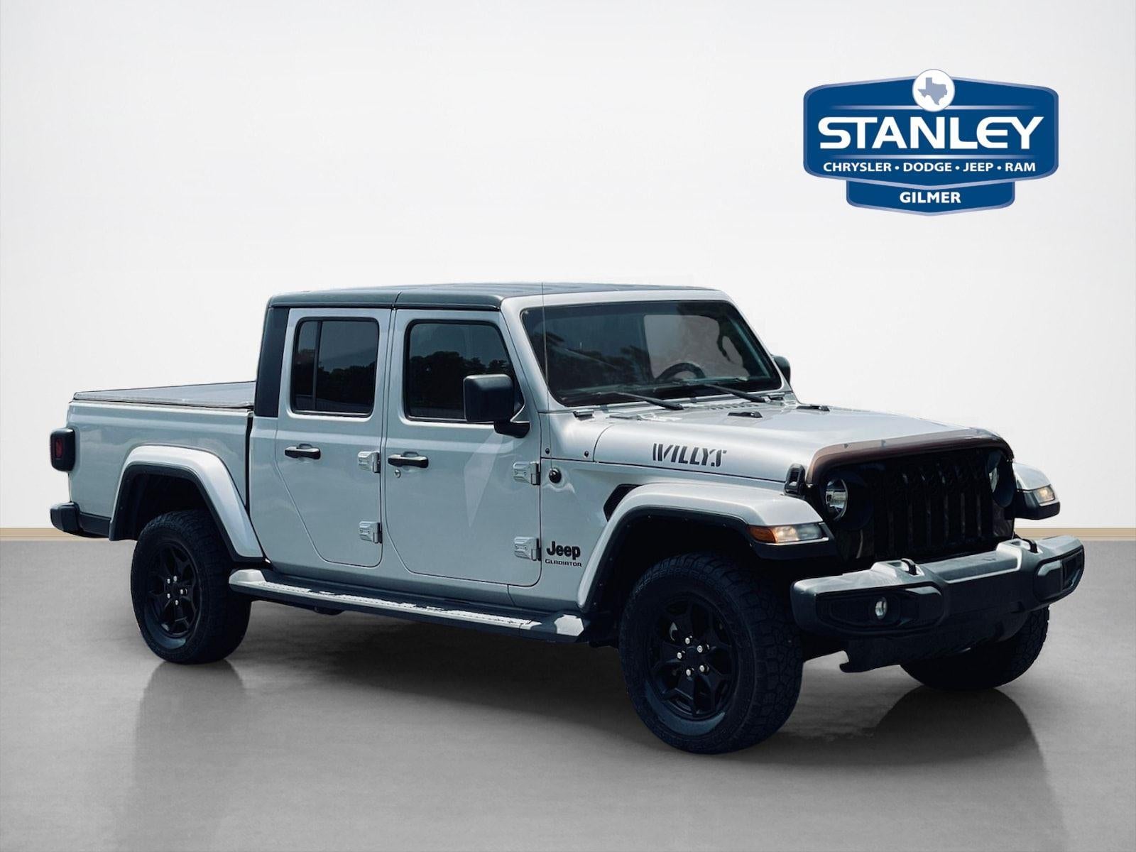 2022 Jeep Gladiator Willys in Silver Zynith Clearcoat — front three-quarter view