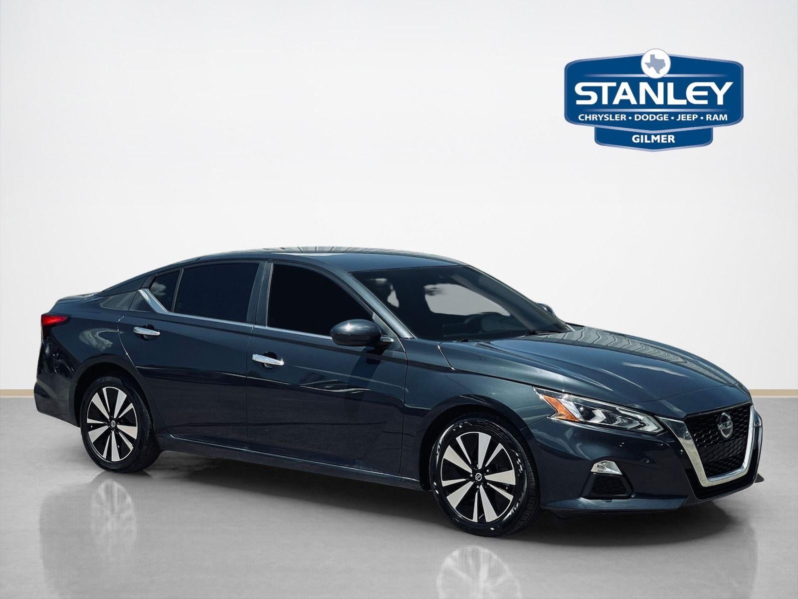 2022 Nissan Altima 2.5 SV in Storm Blue Metallic — front three-quarter view