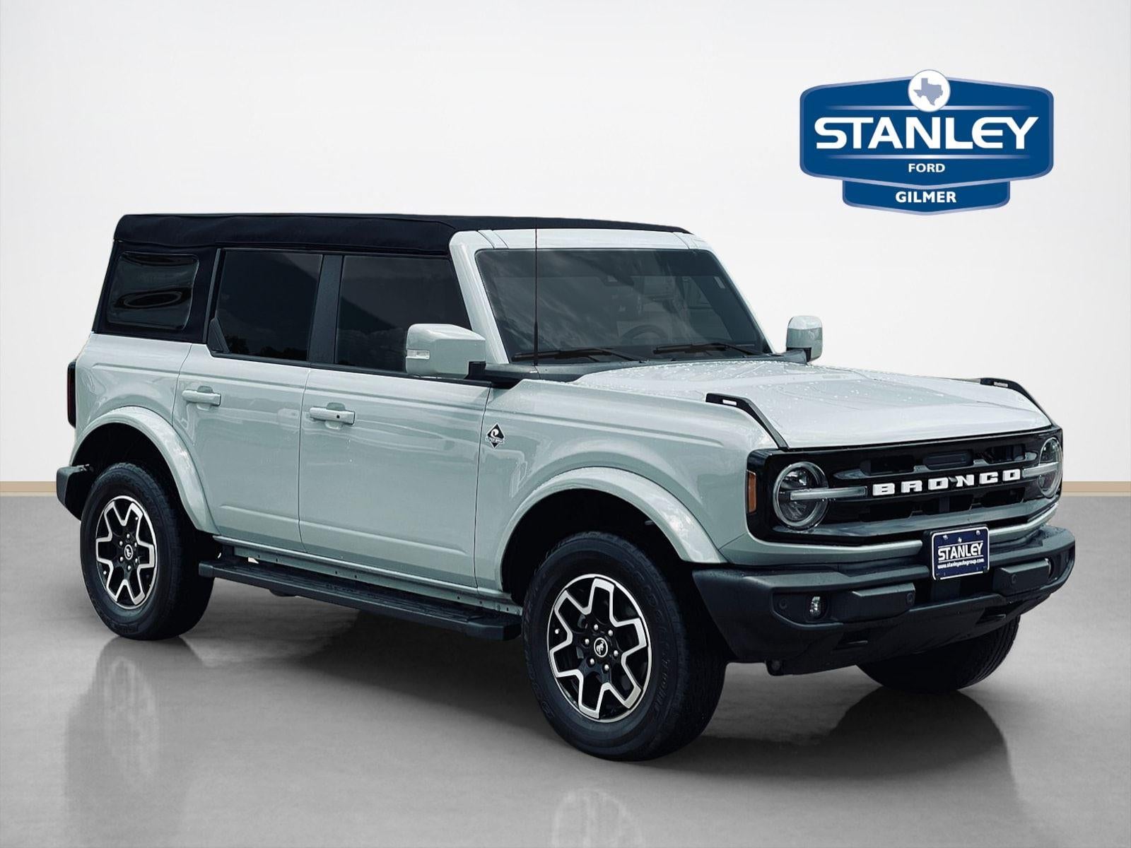 2023 Ford Bronco Outer Banks in Cactus Gray — front three-quarter view