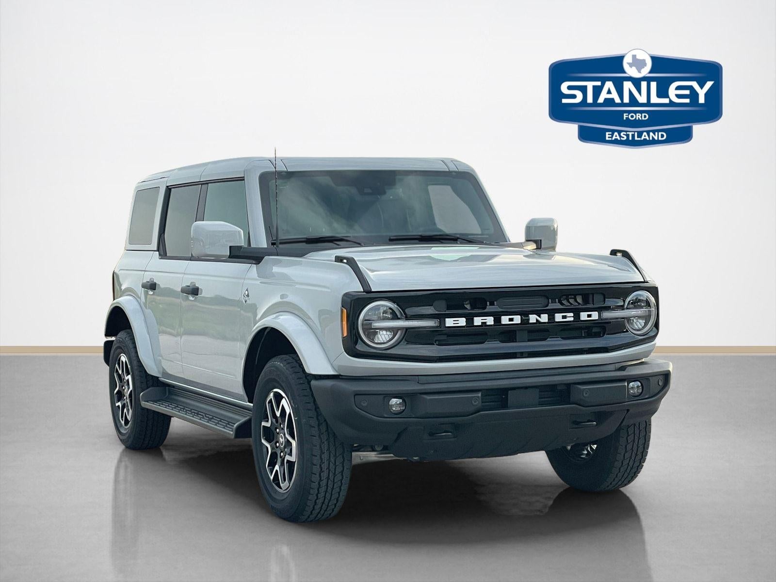 2026 Ford Bronco Outer Banks in Avalanche Gray — front three-quarter view